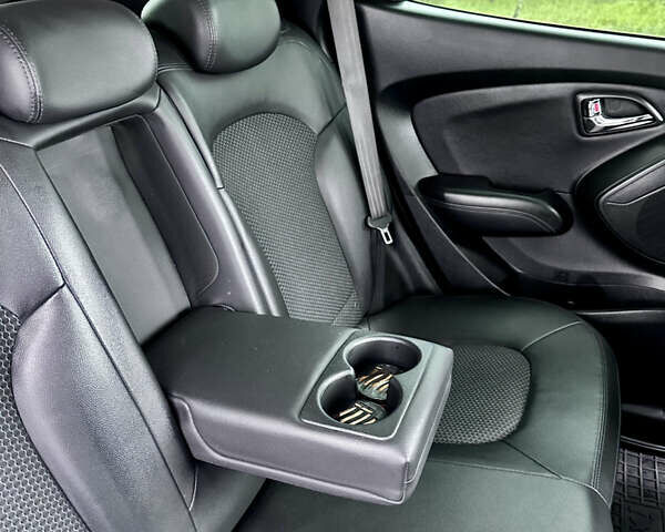 Коричневый Хендай их35, объемом двигателя 2 л и пробегом 257 тыс. км за 12618 $, фото 3 на Automoto.ua