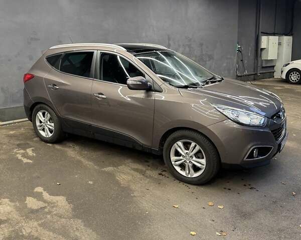 Коричневий Хендай іх35, об'ємом двигуна 2 л та пробігом 226 тис. км за 11500 $, фото 1 на Automoto.ua