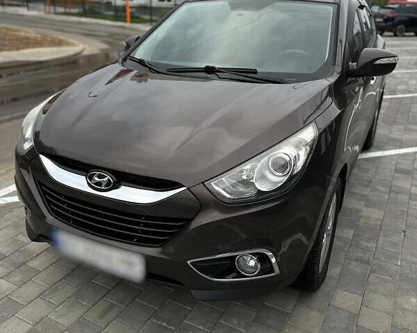 Коричневый Хендай их35, объемом двигателя 2 л и пробегом 257 тыс. км за 12618 $, фото 1 на Automoto.ua