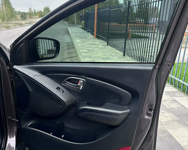 Коричневый Хендай их35, объемом двигателя 2 л и пробегом 257 тыс. км за 12618 $, фото 12 на Automoto.ua