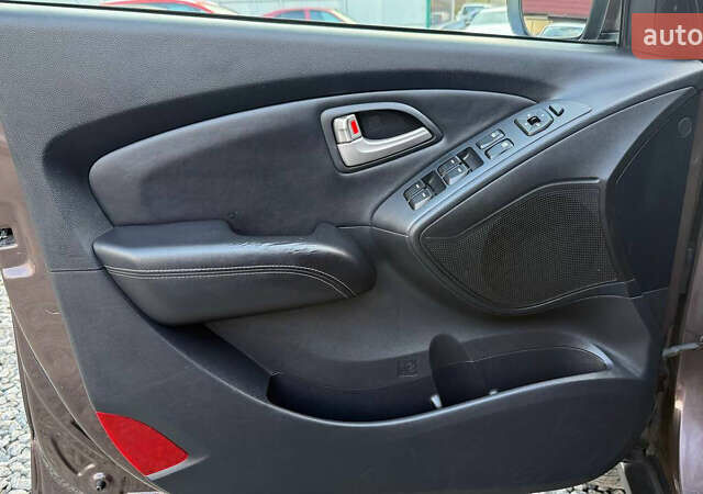 Коричневый Хендай их35, объемом двигателя 2 л и пробегом 216 тыс. км за 13900 $, фото 15 на Automoto.ua