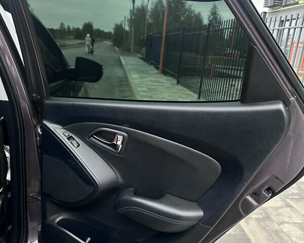 Коричневый Хендай их35, объемом двигателя 2 л и пробегом 257 тыс. км за 12618 $, фото 8 на Automoto.ua