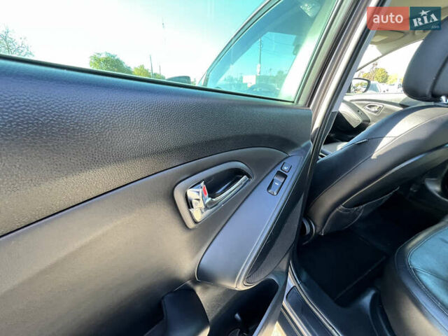 Коричневый Хендай их35, объемом двигателя 2 л и пробегом 184 тыс. км за 16450 $, фото 12 на Automoto.ua