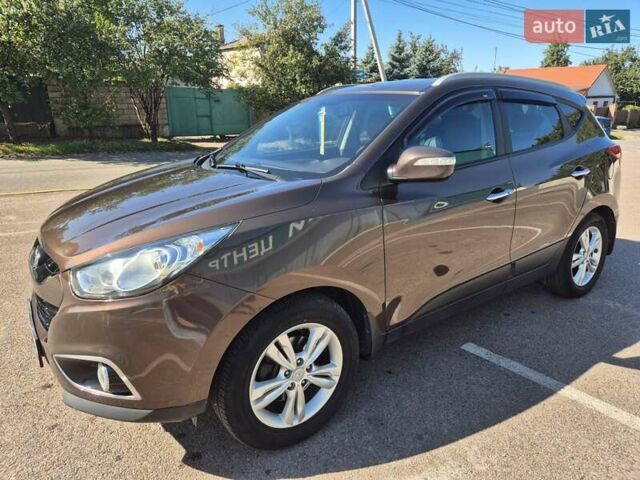 Коричневый Хендай их35, объемом двигателя 2 л и пробегом 115 тыс. км за 13000 $, фото 2 на Automoto.ua