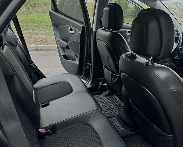 Коричневый Хендай их35, объемом двигателя 2 л и пробегом 257 тыс. км за 12618 $, фото 9 на Automoto.ua