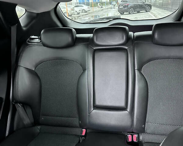 Коричневый Хендай их35, объемом двигателя 2 л и пробегом 257 тыс. км за 12618 $, фото 6 на Automoto.ua