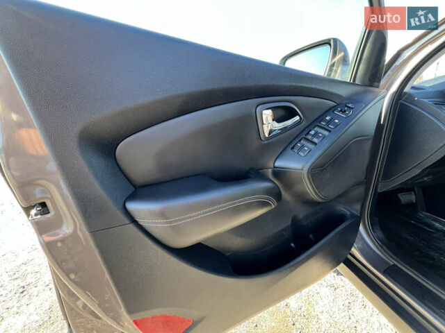 Коричневый Хендай их35, объемом двигателя 2 л и пробегом 184 тыс. км за 16450 $, фото 26 на Automoto.ua