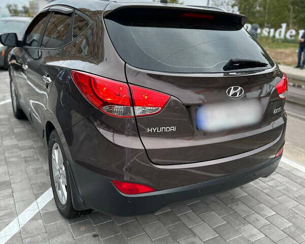 Коричневый Хендай их35, объемом двигателя 2 л и пробегом 257 тыс. км за 12618 $, фото 2 на Automoto.ua