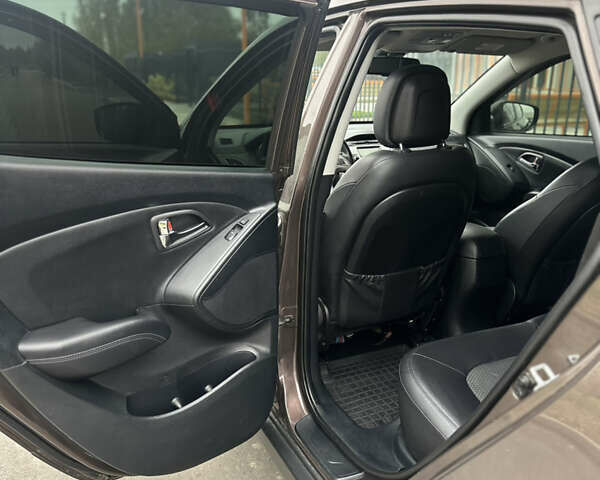 Коричневый Хендай их35, объемом двигателя 2 л и пробегом 257 тыс. км за 12618 $, фото 10 на Automoto.ua