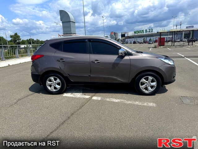 Коричневий Хендай іх35, об'ємом двигуна 1.7 л та пробігом 206 тис. км за 12600 $, фото 4 на Automoto.ua