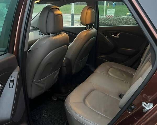 Коричневий Хендай іх35, об'ємом двигуна 2 л та пробігом 176 тис. км за 13700 $, фото 15 на Automoto.ua