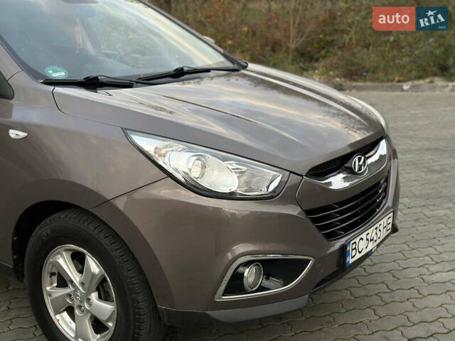 Коричневый Хендай их35, объемом двигателя 1.7 л и пробегом 217 тыс. км за 12499 $, фото 3 на Automoto.ua