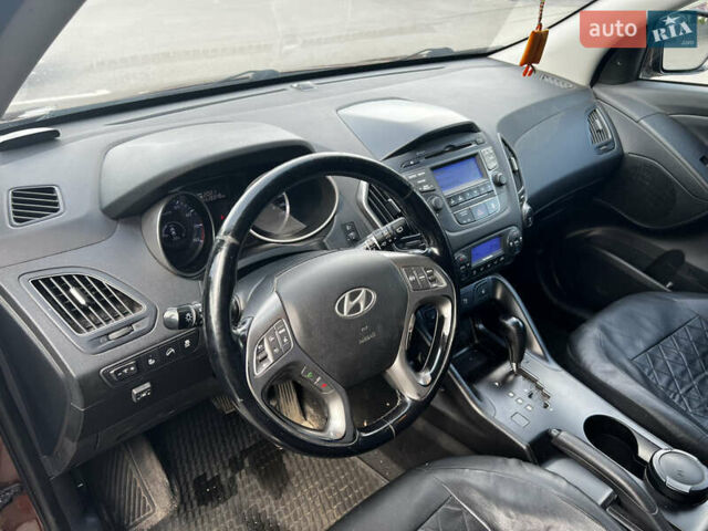 Коричневый Хендай их35, объемом двигателя 2 л и пробегом 132 тыс. км за 13500 $, фото 7 на Automoto.ua