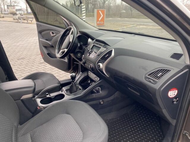 Коричневый Хендай их35, объемом двигателя 2 л и пробегом 185 тыс. км за 10615 $, фото 5 на Automoto.ua