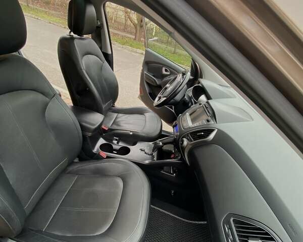 Коричневый Хендай их35, объемом двигателя 2 л и пробегом 63 тыс. км за 16000 $, фото 4 на Automoto.ua