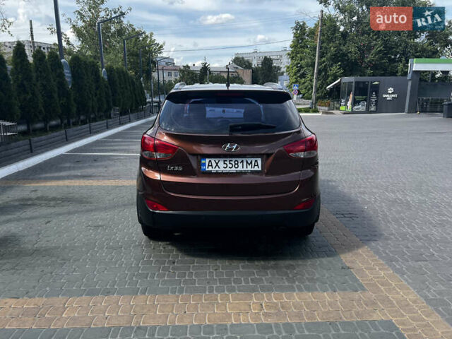 Коричневый Хендай их35, объемом двигателя 2 л и пробегом 132 тыс. км за 13500 $, фото 4 на Automoto.ua