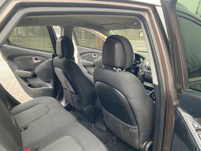 Коричневый Хендай их35, объемом двигателя 2 л и пробегом 185 тыс. км за 10615 $, фото 4 на Automoto.ua