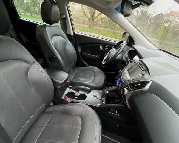 Коричневый Хендай их35, объемом двигателя 2 л и пробегом 63 тыс. км за 16000 $, фото 14 на Automoto.ua