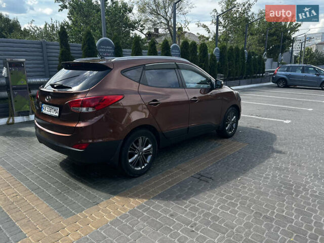 Коричневый Хендай их35, объемом двигателя 2 л и пробегом 132 тыс. км за 13500 $, фото 3 на Automoto.ua