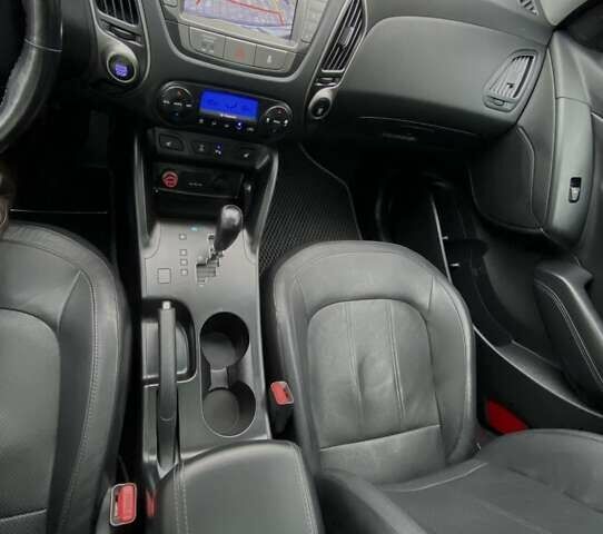 Коричневый Хендай их35, объемом двигателя 2 л и пробегом 63 тыс. км за 16000 $, фото 7 на Automoto.ua