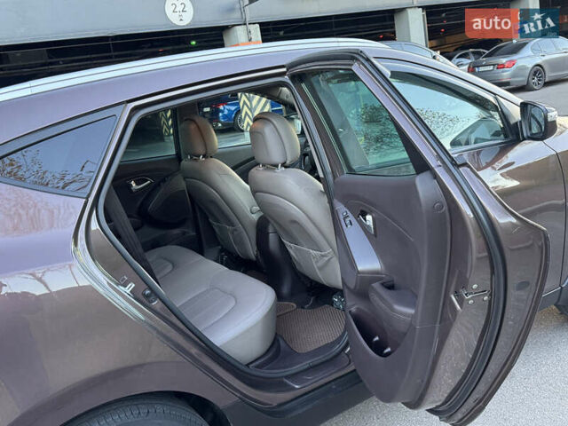 Коричневий Хендай іх35, об'ємом двигуна 2 л та пробігом 176 тис. км за 14500 $, фото 64 на Automoto.ua