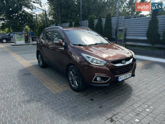 Коричневый Хендай их35, объемом двигателя 2 л и пробегом 132 тыс. км за 13500 $, фото 2 на Automoto.ua