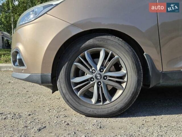 Коричневый Хендай их35, объемом двигателя 2 л и пробегом 95 тыс. км за 13000 $, фото 18 на Automoto.ua