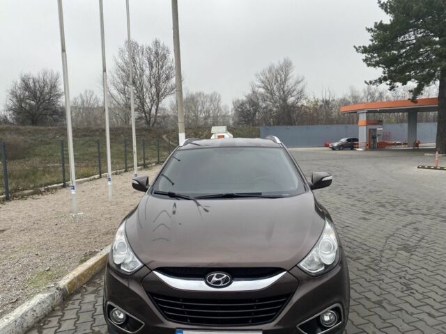 Коричневый Хендай их35, объемом двигателя 2 л и пробегом 185 тыс. км за 10615 $, фото 3 на Automoto.ua