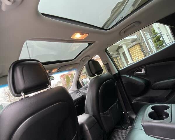 Коричневый Хендай их35, объемом двигателя 2 л и пробегом 63 тыс. км за 16000 $, фото 12 на Automoto.ua