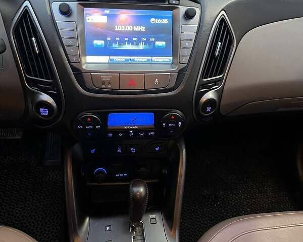 Коричневий Хендай іх35, об'ємом двигуна 2 л та пробігом 176 тис. км за 13700 $, фото 13 на Automoto.ua