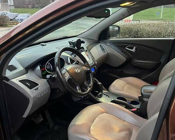 Коричневий Хендай іх35, об'ємом двигуна 2 л та пробігом 176 тис. км за 13700 $, фото 14 на Automoto.ua