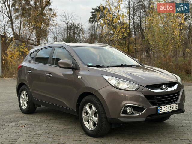 Коричневый Хендай их35, объемом двигателя 1.7 л и пробегом 217 тыс. км за 12499 $, фото 1 на Automoto.ua