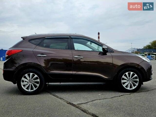 Коричневый Хендай их35, объемом двигателя 2 л и пробегом 146 тыс. км за 13300 $, фото 4 на Automoto.ua