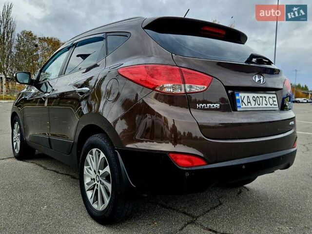 Коричневый Хендай их35, объемом двигателя 2 л и пробегом 146 тыс. км за 13300 $, фото 2 на Automoto.ua