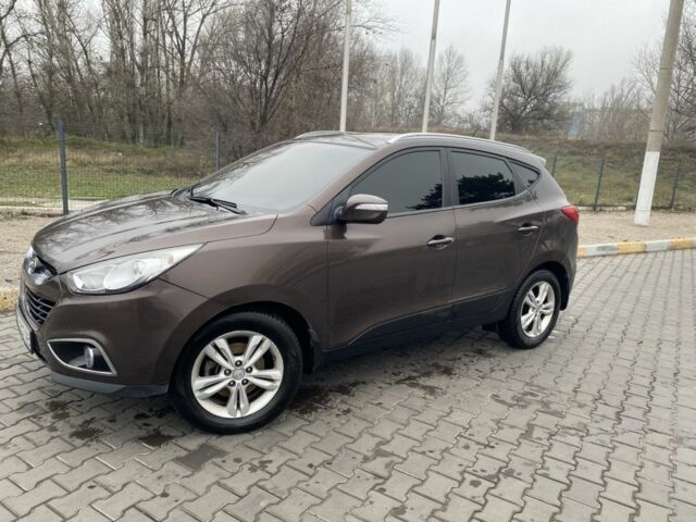 Коричневый Хендай их35, объемом двигателя 2 л и пробегом 185 тыс. км за 10615 $, фото 1 на Automoto.ua