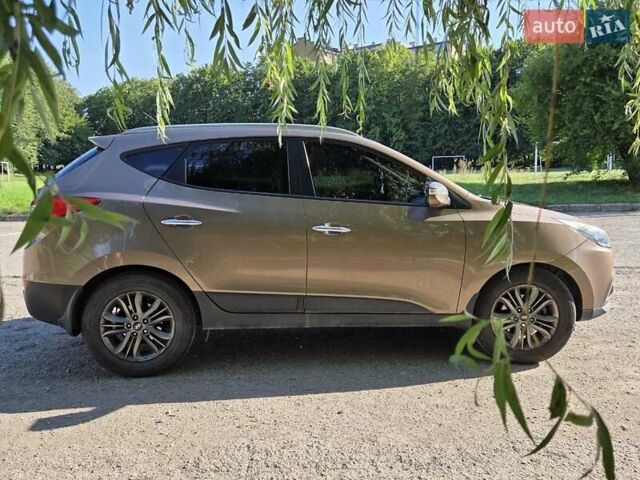 Коричневый Хендай их35, объемом двигателя 2 л и пробегом 95 тыс. км за 13000 $, фото 2 на Automoto.ua