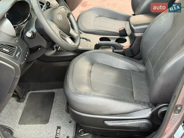 Коричневий Хендай іх35, об'ємом двигуна 2 л та пробігом 230 тис. км за 15300 $, фото 18 на Automoto.ua