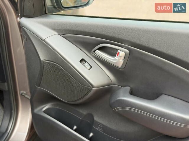 Коричневий Хендай іх35, об'ємом двигуна 2 л та пробігом 230 тис. км за 15300 $, фото 19 на Automoto.ua