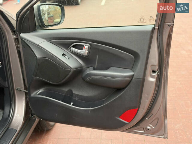 Коричневий Хендай іх35, об'ємом двигуна 2 л та пробігом 230 тис. км за 14300 $, фото 22 на Automoto.ua