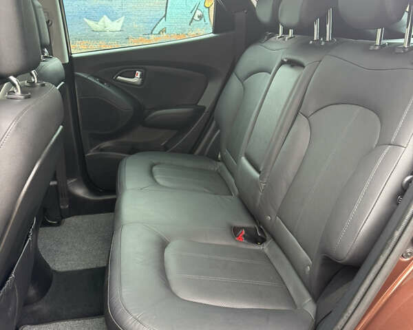 Коричневий Хендай іх35, об'ємом двигуна 2 л та пробігом 211 тис. км за 17400 $, фото 4 на Automoto.ua