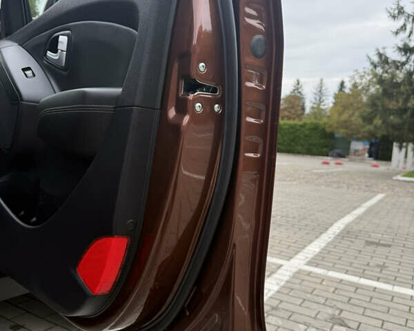Коричневий Хендай іх35, об'ємом двигуна 2 л та пробігом 211 тис. км за 17400 $, фото 62 на Automoto.ua