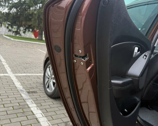 Коричневий Хендай іх35, об'ємом двигуна 2 л та пробігом 211 тис. км за 17400 $, фото 82 на Automoto.ua