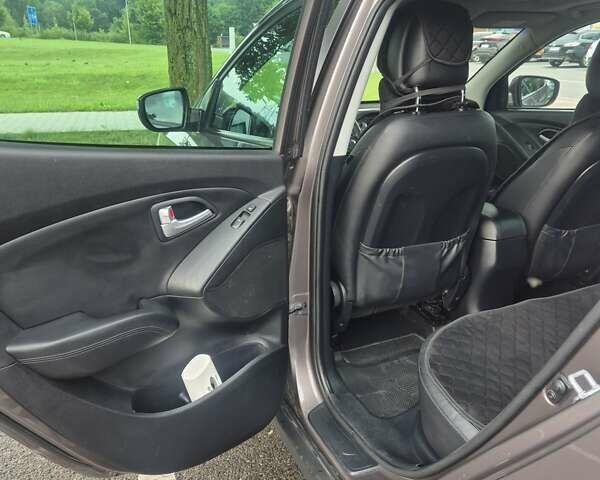 Коричневый Хендай их35, объемом двигателя 2 л и пробегом 218 тыс. км за 14000 $, фото 6 на Automoto.ua