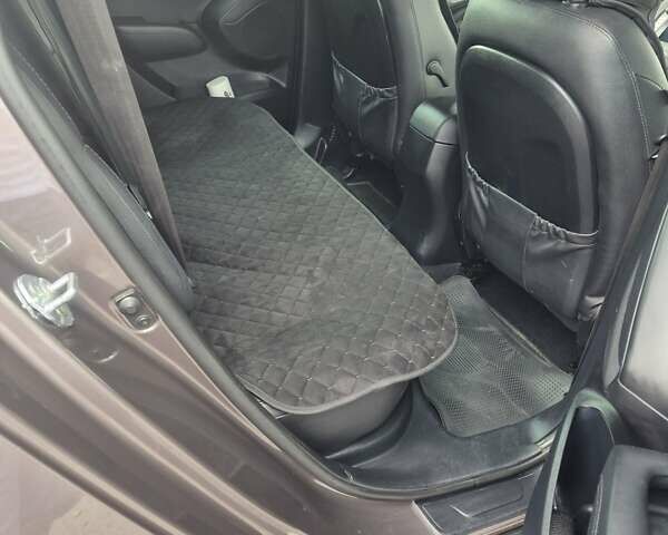 Коричневый Хендай их35, объемом двигателя 2 л и пробегом 218 тыс. км за 14000 $, фото 8 на Automoto.ua