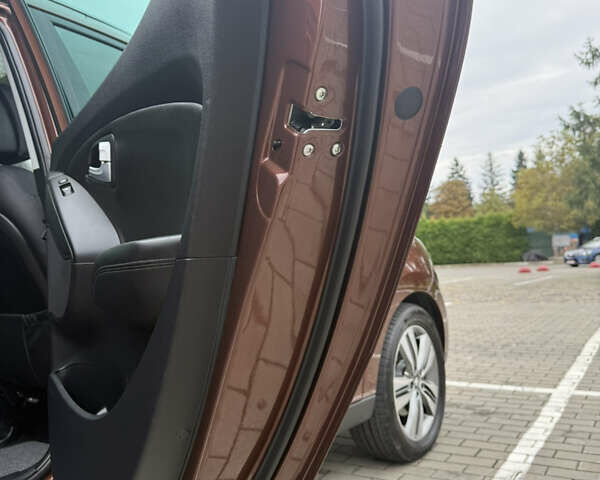 Коричневий Хендай іх35, об'ємом двигуна 2 л та пробігом 211 тис. км за 17400 $, фото 73 на Automoto.ua