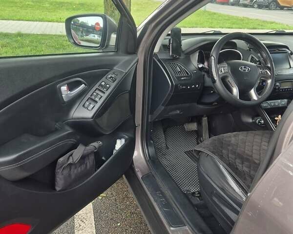 Коричневый Хендай их35, объемом двигателя 2 л и пробегом 218 тыс. км за 14000 $, фото 5 на Automoto.ua