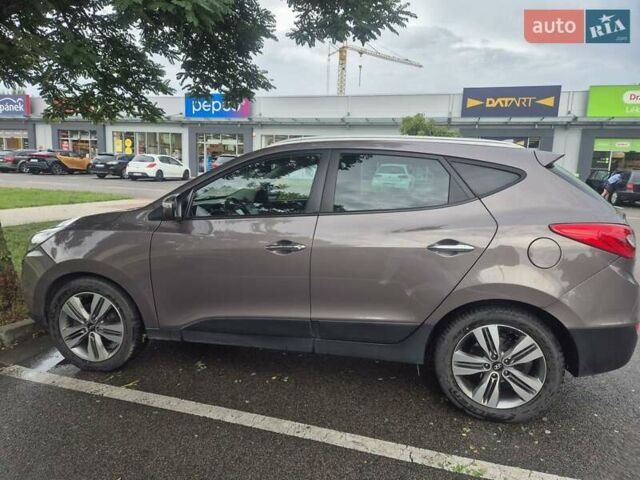 Коричневый Хендай их35, объемом двигателя 2 л и пробегом 218 тыс. км за 14000 $, фото 3 на Automoto.ua