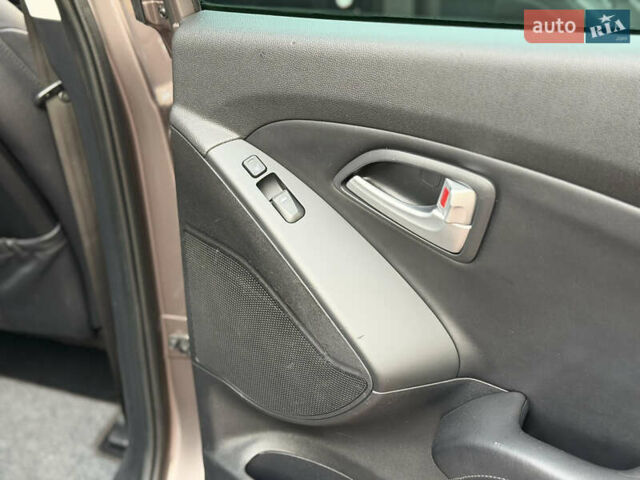 Коричневий Хендай іх35, об'ємом двигуна 2 л та пробігом 230 тис. км за 15300 $, фото 23 на Automoto.ua