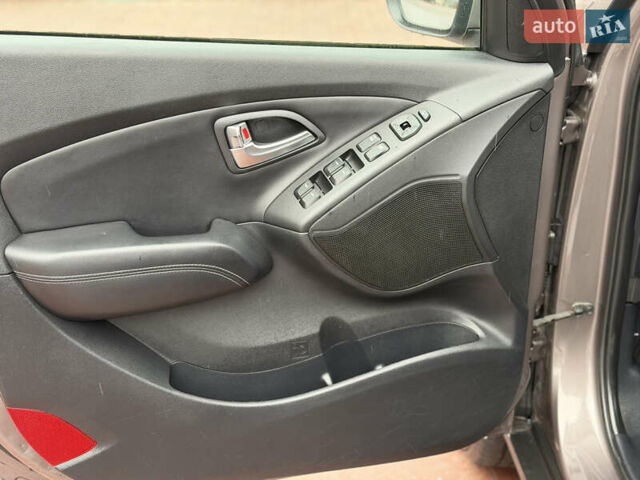 Коричневий Хендай іх35, об'ємом двигуна 2 л та пробігом 230 тис. км за 14300 $, фото 18 на Automoto.ua