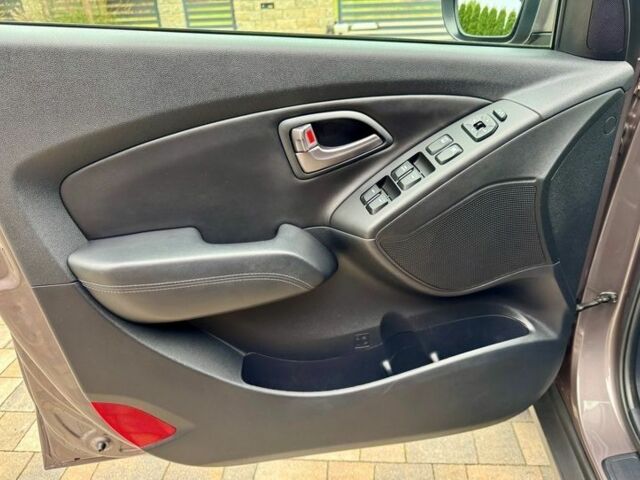 Коричневый Хендай их35, объемом двигателя 1.6 л и пробегом 144 тыс. км за 8800 $, фото 16 на Automoto.ua